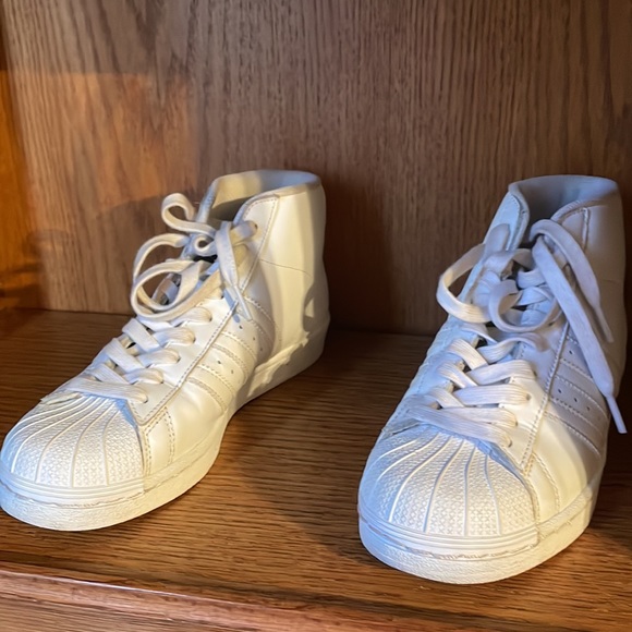 Super cute Adidas high tops in great condition - Picture 2 of 3